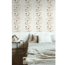 Slaapkamer met bloemenbehang, bed en nachtkastje