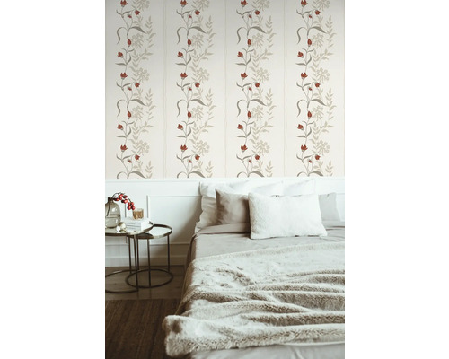 Slaapkamer met bloemenbehang, bed en nachtkastje