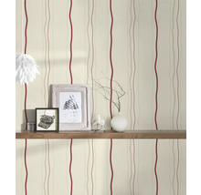 Behang met gestreept patroon op een wand met plank en decoratie