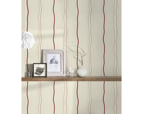 Behang met gestreept patroon op een wand met plank en decoratie