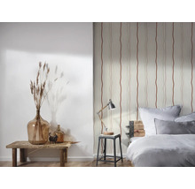 Decoratieve slaapkamer met patroonbehang, tafellamp en glazen vazen