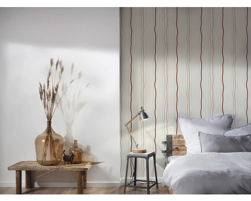 Decoratieve slaapkamer met patroonbehang, tafellamp en glazen vazen