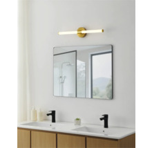 Badkamer met wastafel, spiegel en verlichting