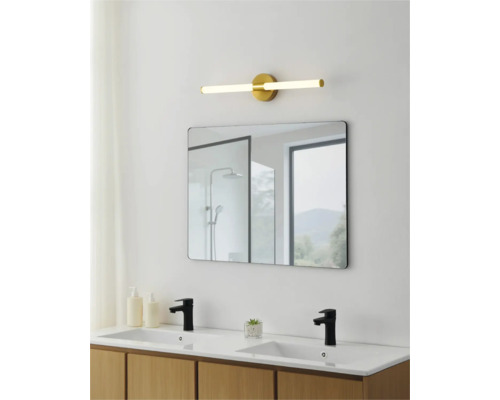 Badkamer met wastafel, spiegel en verlichting