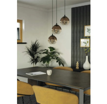 Eetkamer met eettafel, stoelen en drielamps hanglamp