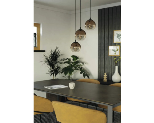 Eetkamer met eettafel, stoelen en drielamps hanglamp
