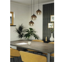 Eetkamer met eettafel, gele stoelen en hanglamp met drie glazen bollen