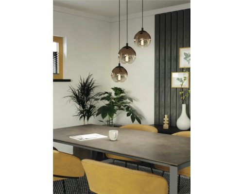 Eetkamer met eettafel, gele stoelen en hanglamp met drie glazen bollen