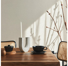 Decoratieve eettafel met kandelaar, kaars, schaal en kop