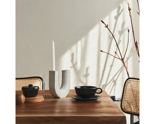 Decoratieve eettafel met kandelaar, kaars, schaal en kop