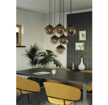 Eettafel met stoelen en een hanglamp met meerdere lampen