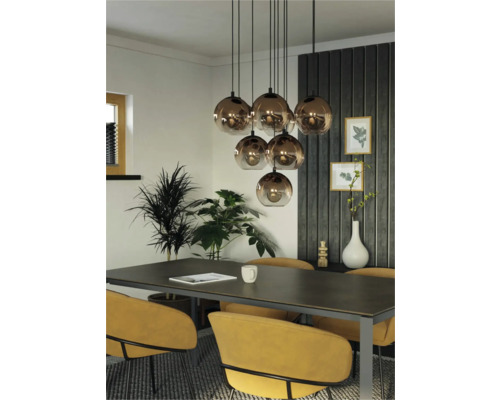 Eettafel met stoelen en een hanglamp met meerdere lampen