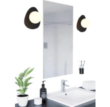 Badkamer met spiegel, wastafel en wandlampen