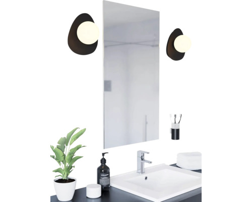 Badkamer met spiegel, wastafel en wandlampen