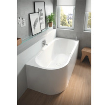 Badkamer met bad, kraan, raam en decoraties