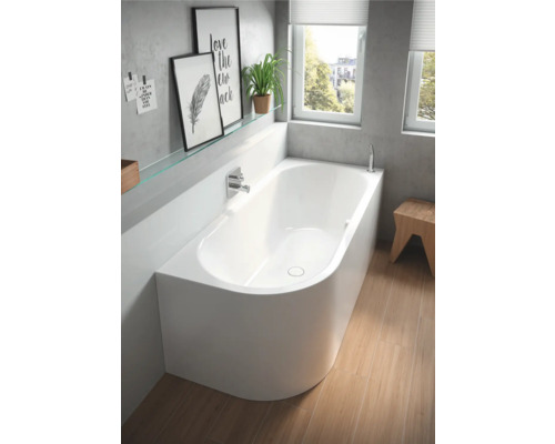 Badkamer met bad, kraan, raam en decoraties