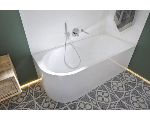 Moderne badkamer met bad, kraan en betegelde vloer met patroon
