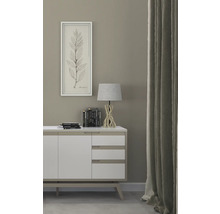 Decoratieve woonkamerambiance met dressoir, lamp, schilderij en gordijn