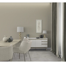Eetkamer met eettafel, stoelen, dressoir, lampen en decoratie