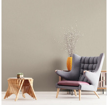 Woonkamer met fauteuil, bijzettafel en textielbehang