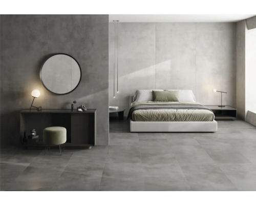 Moderne slaapkamer met bed, spiegel, dressoir en grijze vloertegels.