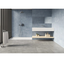 Lichte badkamer met douche, wastafel en grijze vloertegels.