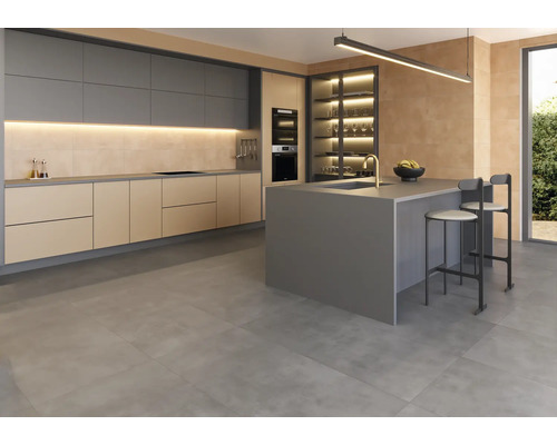 Moderne keuken met kookeiland, zitplaatsen en ingebouwde kasten voor een georganiseerde ruimte