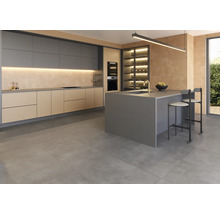 Moderne keuken met keukenblok, kookeiland, gootsteen, barkrukken en tegelvloer.