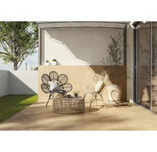 Terras met rotan stoelen in bloemvorm en een ronde rotan tafel