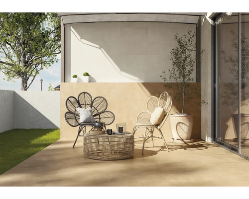 Terras met rotan stoelen in bloemvorm en een ronde rotan tafel