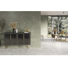 Woonkamer met tegelvloer, dressoir en zitplaatsen
