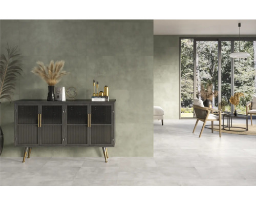 Woonkamer met tegelvloer, dressoir en zitplaatsen