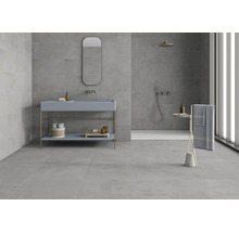 Moderne badkamer met grijze tegels, wastafel, spiegel en douche