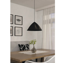 Zwarte hanglamp boven een eettafel met decoratie