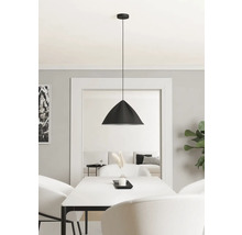 Hanglamp boven een eettafel in een lichte ruimte