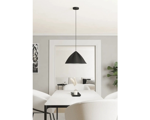 Hanglamp boven een eettafel in een lichte ruimte