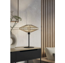 Decoratieve tafellamp met lampenkap van koorden op een nachtkastje