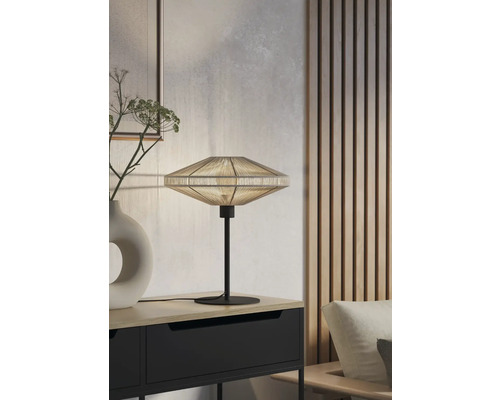 Decoratieve tafellamp met lampenkap van koorden op een nachtkastje