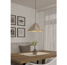 Hanglamp boven houten tafel met decoratie in een eetkamer