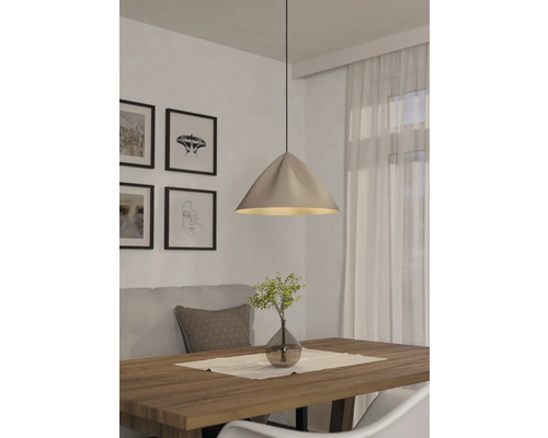 Hanglamp boven houten tafel met decoratie in een eetkamer
