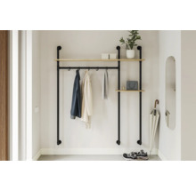 Garderoberek met planken, hangers, jassen, sjaal, paraplu, schoenen en decoraties in een lichte hal