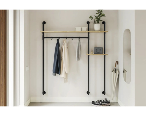 Garderoberek met planken, hangers, jassen, sjaal, paraplu, schoenen en decoraties in een lichte hal