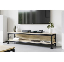 Woonkamer met tv-meubel van hout en metalen buizen, met daarop een platenspeler en decoratie, en daarboven een tv.