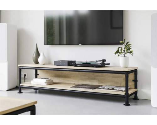 Woonkamer met tv-meubel van hout en metalen buizen, met daarop een platenspeler en decoratie, en daarboven een tv.