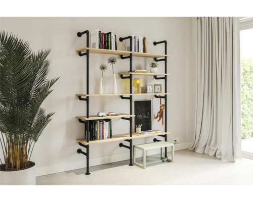 Rek systeem met houten planken en zwarte metalen buizen in de kamer