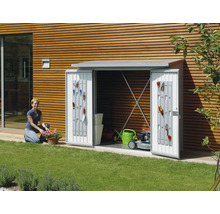 Tuinkast met open deuren, uitgerust met tuingereedschap, grasmaaier en gieter in de tuin.