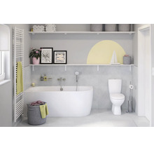 Lichte badkamer met ligbad, toilet en radiator