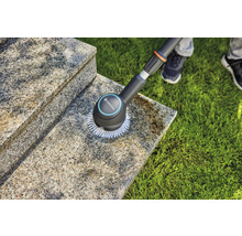 Gardena borstel reinigt een stenen trap buiten