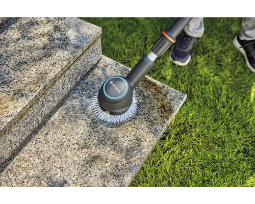 Gardena borstel reinigt een stenen trap buiten