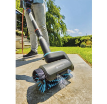 Gardena oppervlaktereiniger met borstel in gebruik op een terras